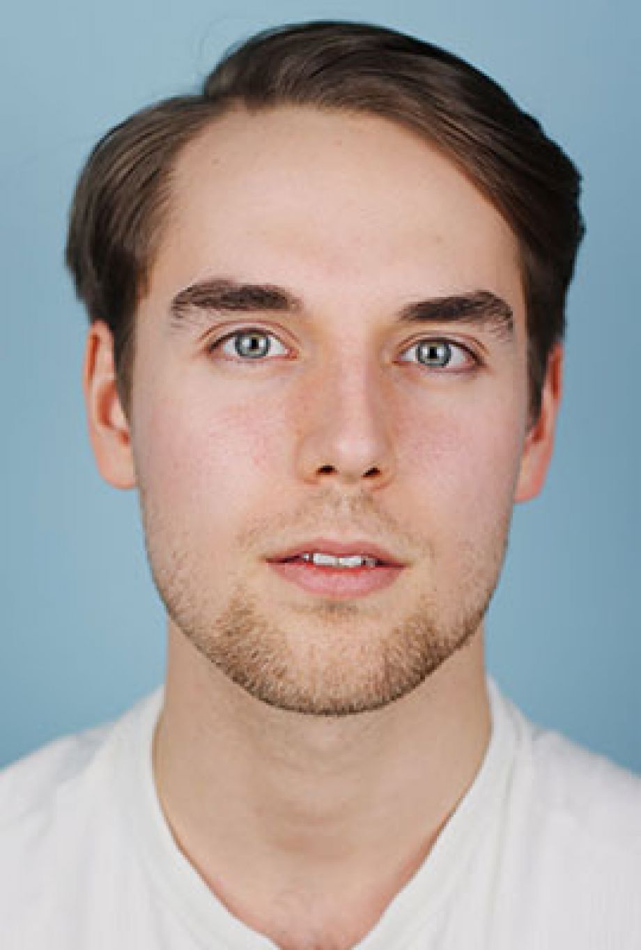 Das Portrait zeigt Filip Torndal Sevenmar mit kurzen, dunklen Haaren, braunen Augen und einem freundlichen Lächeln.