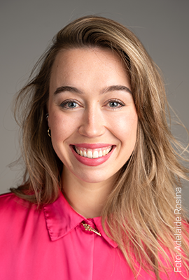 Das Portrait zeigt Anna Katharina Felke mit langen, dunkelblonden Haaren und einem warmen Lächeln.