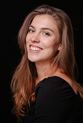 Das Portrait zeigt Chiara Egger mit langen, dunkelblonden Haaren und einem herzlichen Lächeln.